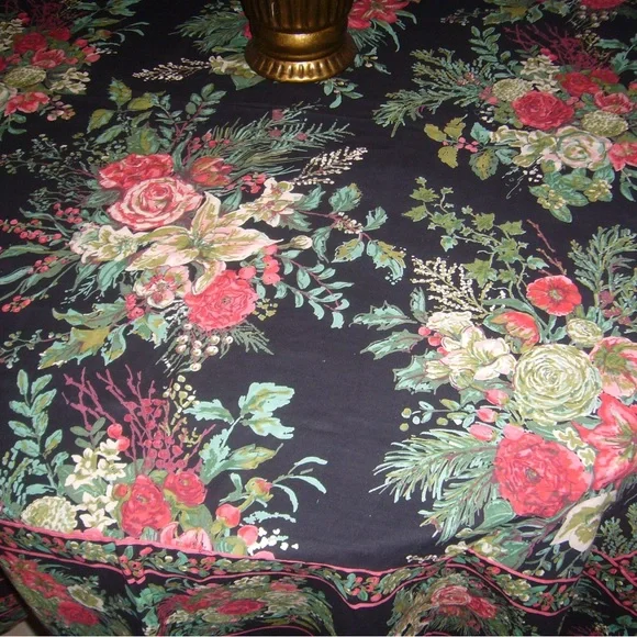 Merry Black Round Tablecloth- 70” Round + 8 Napkins new - Picture 3 of 8